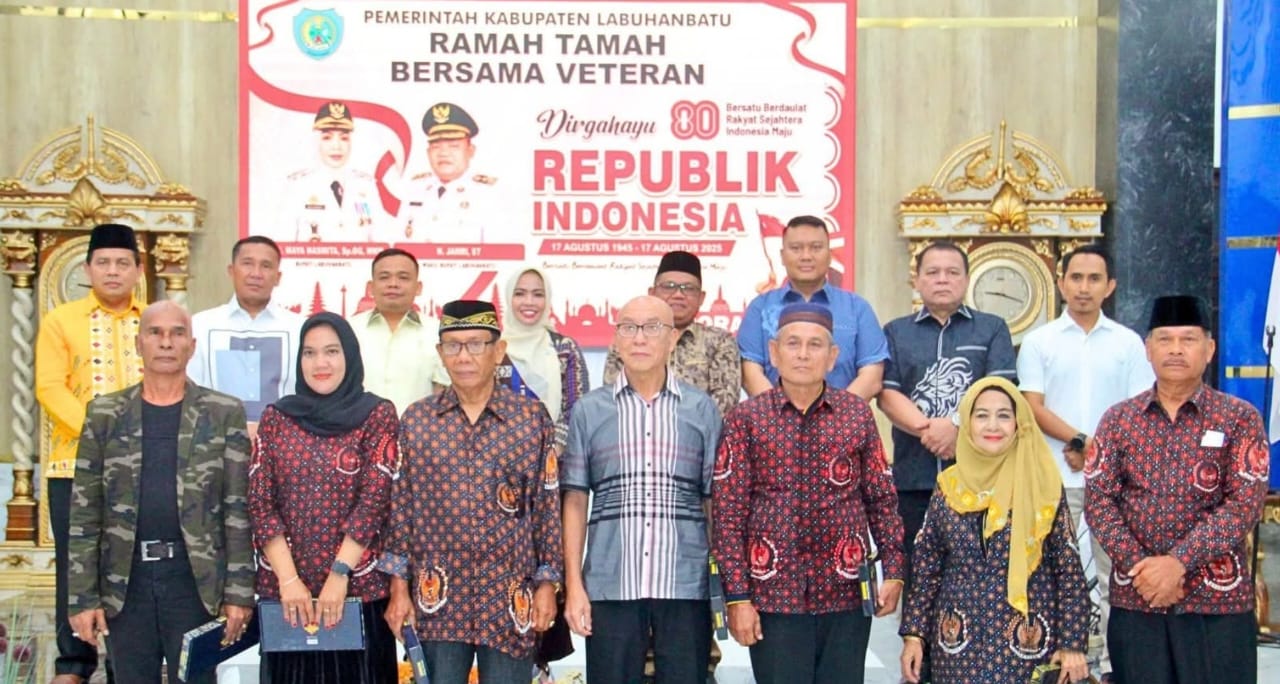 VETERAN: Bupati dan wakil mengjadiri acara ramah tamah bersama para pejuang, veteran, dan warakawuri dalam menyambut HUT ke-80 Kemerdekaan Republik Indonesia (Dok: Fajar/Sumut Pos)