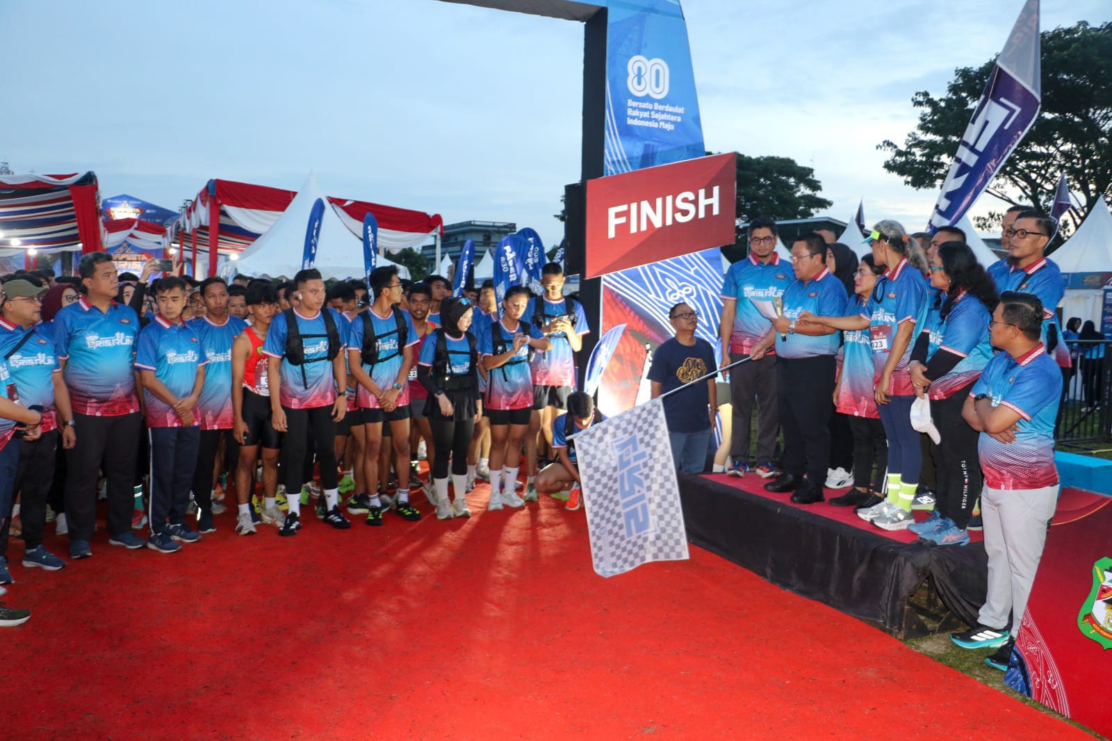 LEPAS: Wali Kota Pematangsiantar, Wesly Silalahi melepas pelari dalam ajang Fun Run Qris, Sabtu (16/8/2025). (Dok: Diskominfo Siantar)