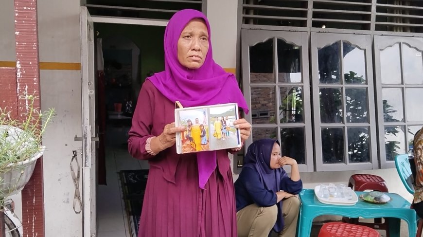 FOTO: Lanniari Hasibuan saat menunjukkan foto anaknya, Nazwa Aliyah yang meninggal di Kamboja. (Dok: istimewa)