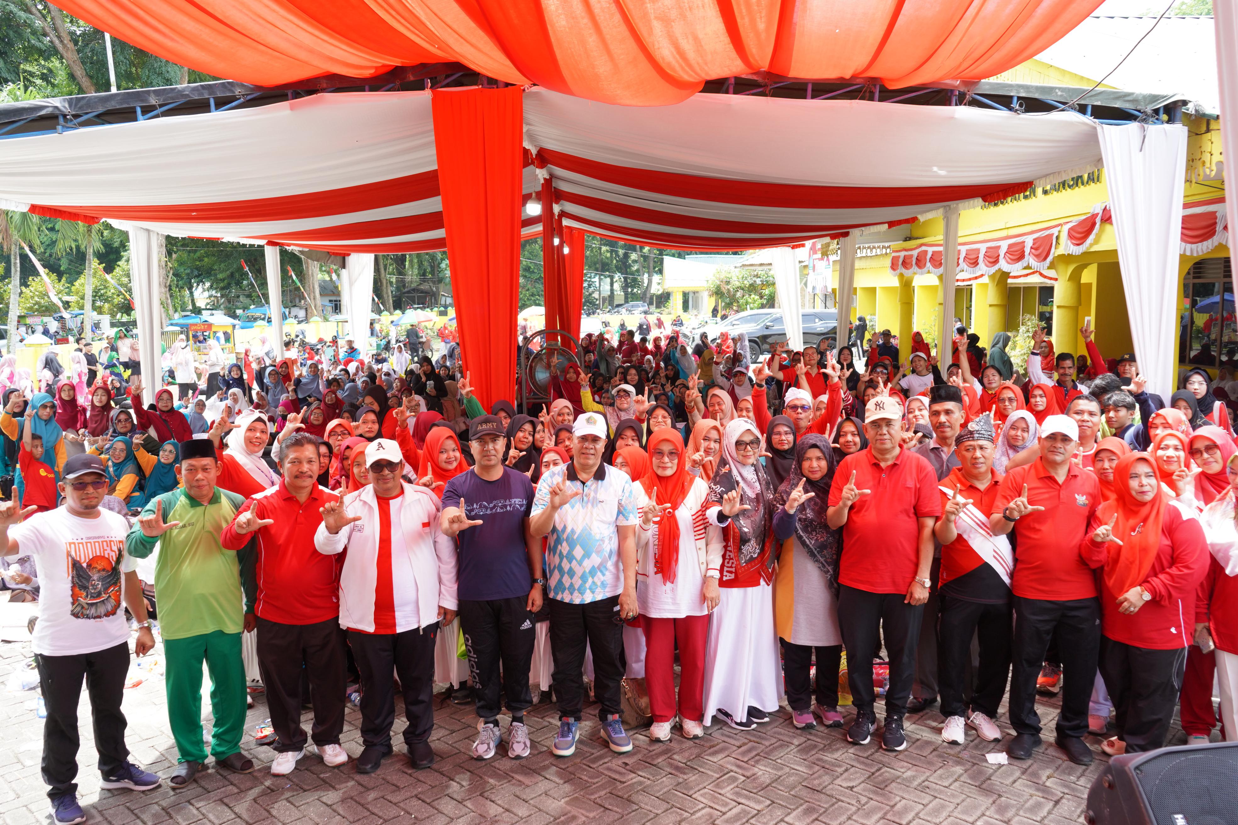 DIABADIKAN: Jajaran Kemenag Sumut dan Kemenag Langkat diabadikan bersama para peserta jalan sehat kerukunan. (ISTIMEWA/SUMUT POS)