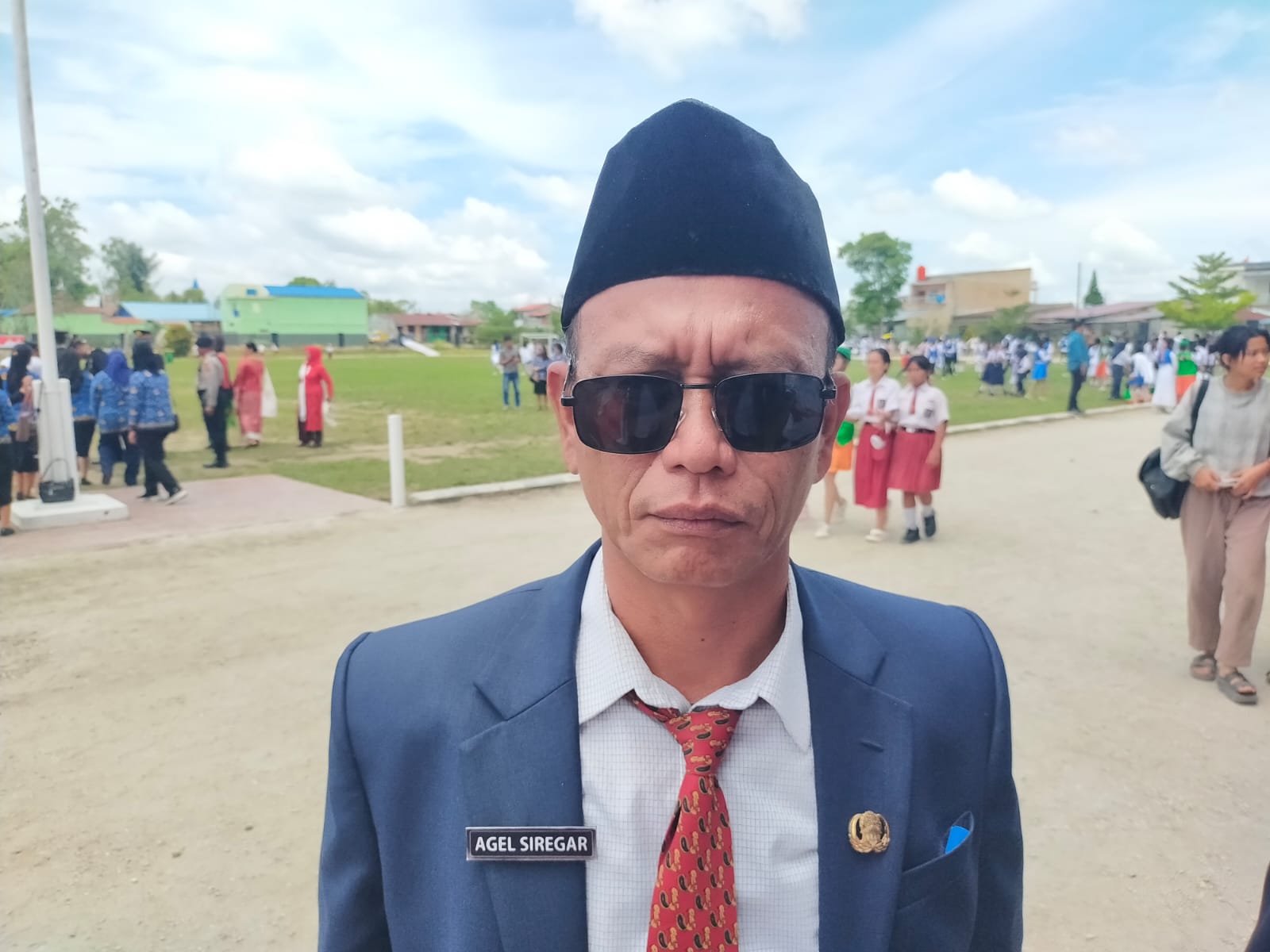 Kepala Dinas Sosial Dairi, Agel Siregar saat memberikan penjelasan rencana pendirian Sekolah Rakyat, Minggu (17/8/2025).RUDY SITANGGANG/SUMUT POS.