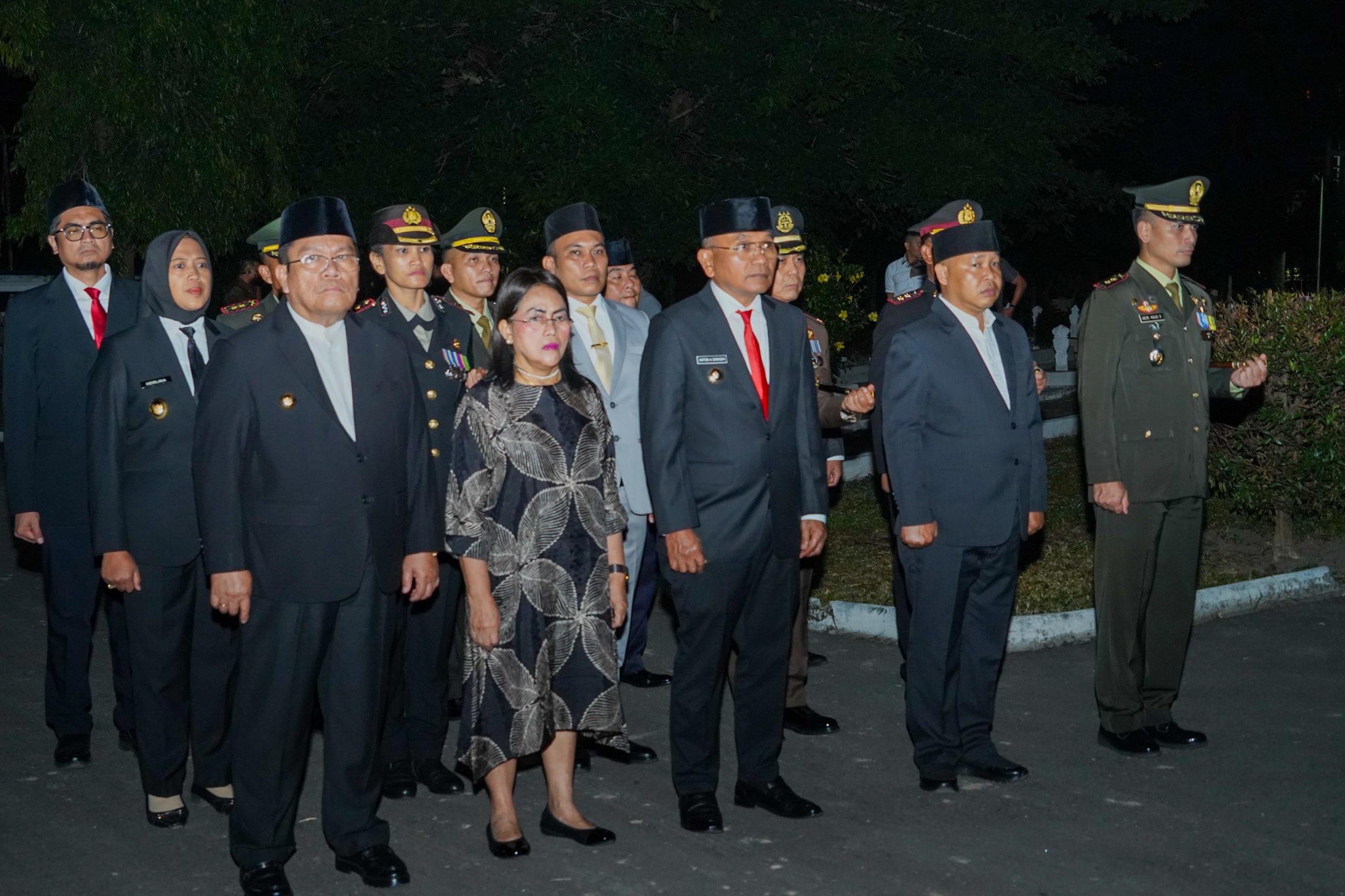 DOA: Forkopimda Pematangsiantar melaksanakan renungan dan doa bersama di i Taman Makam Pahlawan (TMP) Nagur, Sabtu (16/8) malam. (ISTIMEWA/SUMUT POS)