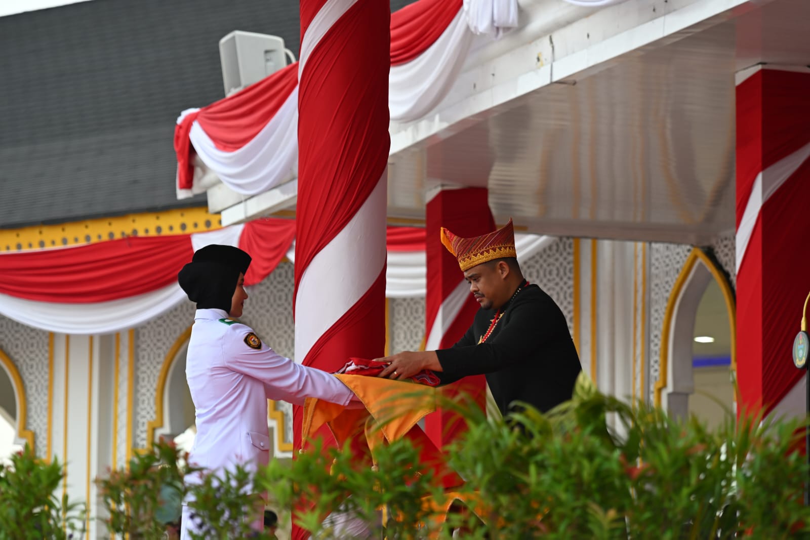 HUT RI: Gubernur Sumatera Utara, Bobby Nasution menerima bendera Merah Putih dari pasukan Paskibra untuk dikibarkan di HUT RI ke-80.