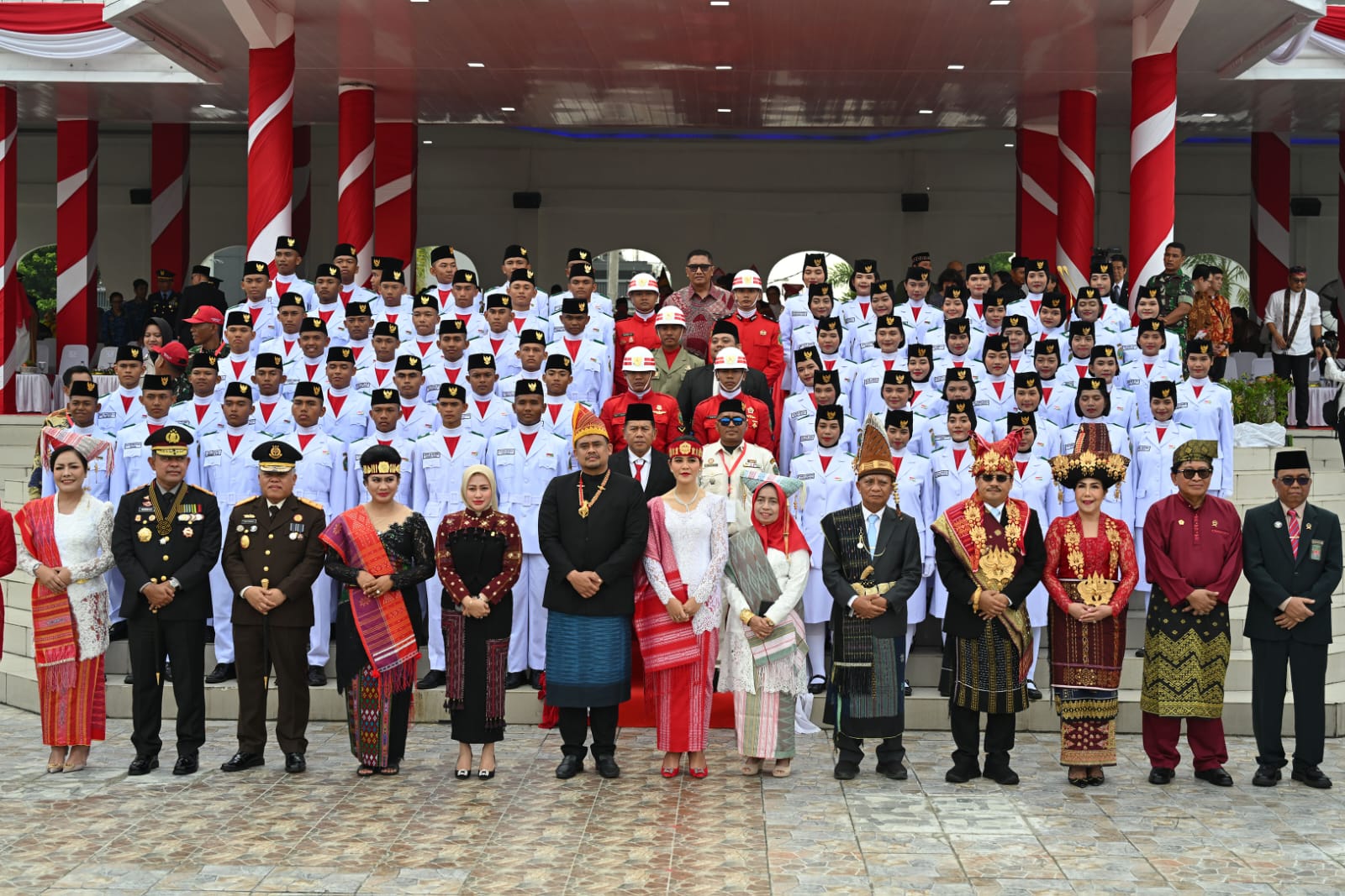FOTO BERSAMA: Gubsu Bobby A Nasution, Wagubsu H Surya dan Sekdaprovsu kompak mengenakan baju adat pada perayaan HUT ke-80 RI. (IKHSAN/SUMUT POS)