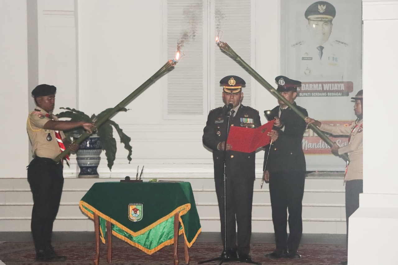 Kapolres Sergai AKBP Jhon Hery Rakutta Sitepu,S.i.k.,MH.,saat bacakan Teks Apel kehormatan dan Renungan Suci. ( FADLY/SUMUT POS)