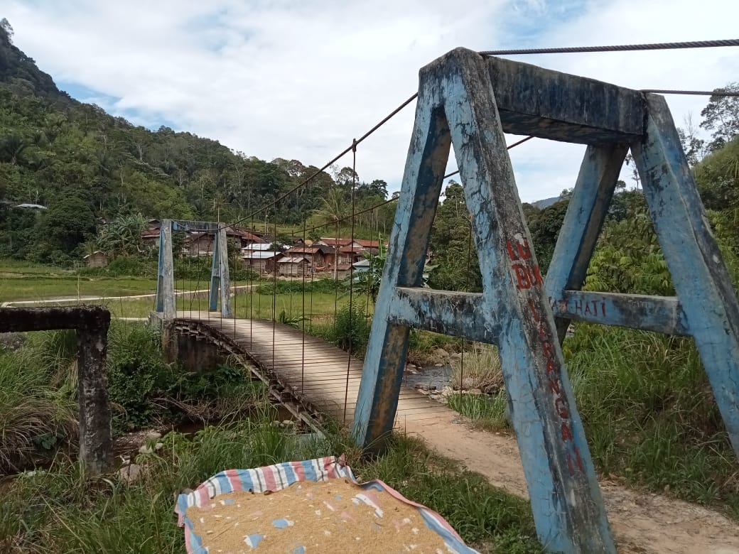 BELUM TERALIRI LISTRIK:  Desa Dalihan Natolu, Kecamatan Arse, Kabupaten Tapsel sejak 200 tahun berdiri sampai hari ini belum teraliri listrik. (Subanta/Sumut Pos)