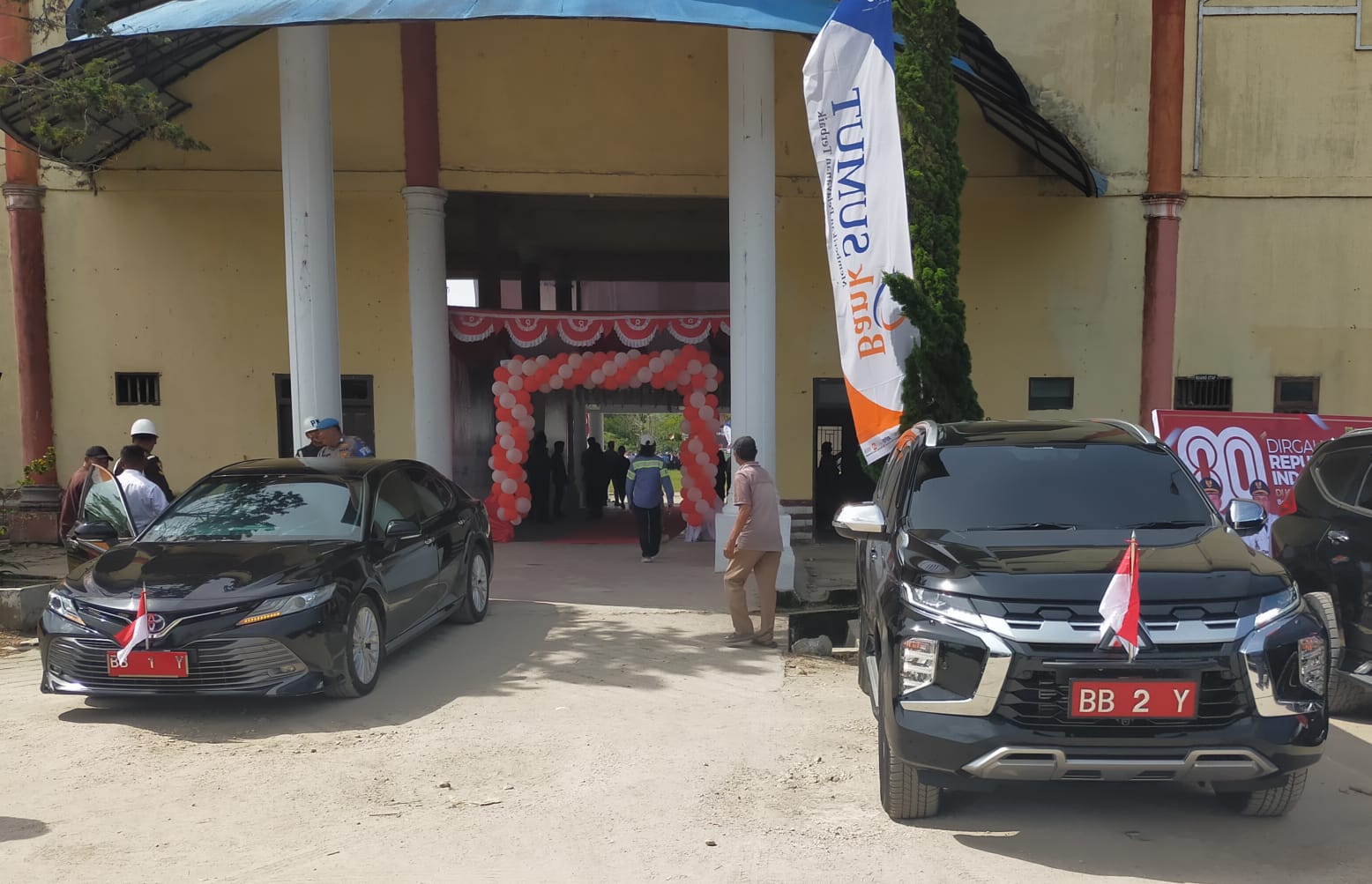 MOBIl BARU. Mobil operasional Wabup Dairi, Wahyu Daniel Sagala berplat BB 2 Y digunakan saat peringatan HUT RI ke-80 di stadion Panji, Minggu (17/8/2025).RUDY SITANGGANG/SUMUT POS.