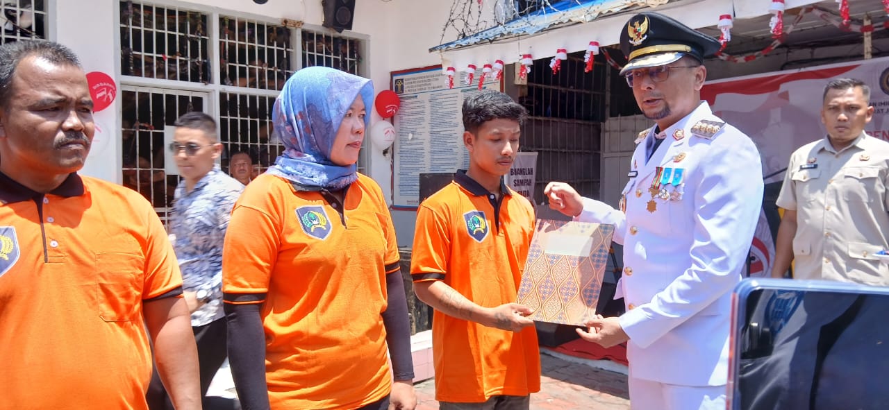 REMISI: Bupati Labuhanbatu Selatan, Fery Sahputra Simatupang, SH menyerahkan remisi kepada warga binaan di Lapas Kelas III Kotapinang. (KHAIRUDDIN/SUMUT POS)