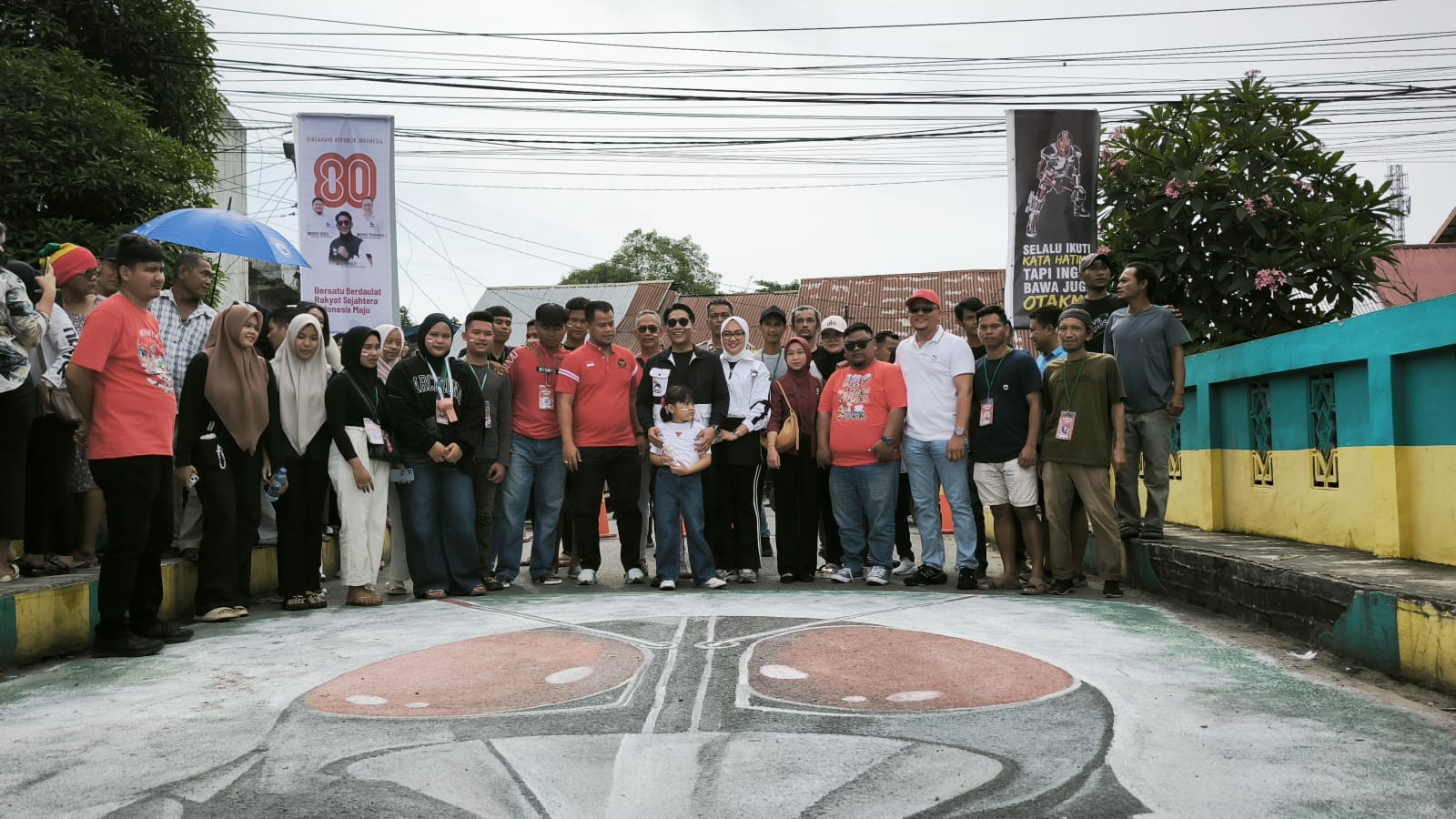BERSAMA: Wakil Wali Kota Binjai, Hasanul Jihadi foto bersama di Jembatan Mencirim yang dilukis Kamen Rider. (Teddy Akbari/Sumut Pos)