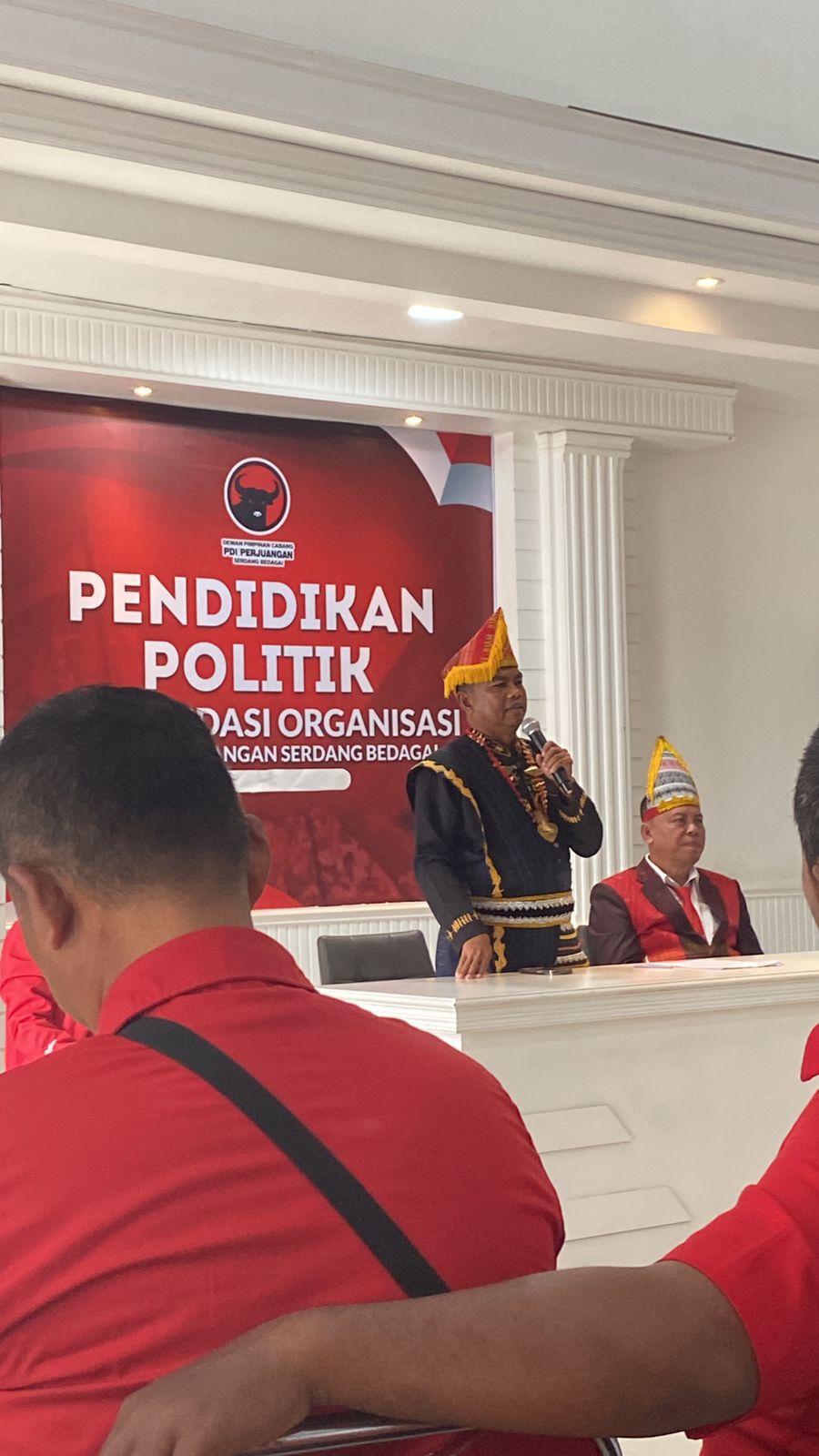 Ketua DPC PDI Perjuangan Sergai Darma Wijaya saat  membuka kegiatan Pendidikan Politik Konsolidasi Organisasi Partai PDI Perjuangan yang digelar di Sekretariat Kantor DPC PDI Perjuangan, Desa Firdaus.