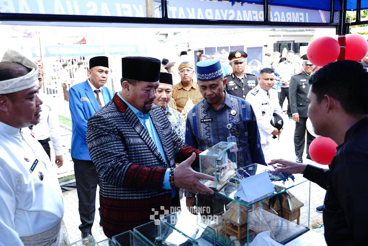 Bupati Batubara, H. Baharuddin Siagian melihat kerajinan tangan warga binaan Lapas Kelas IIA Labuhanruku di sela-sela pemberian remisi kepada warga binaan.