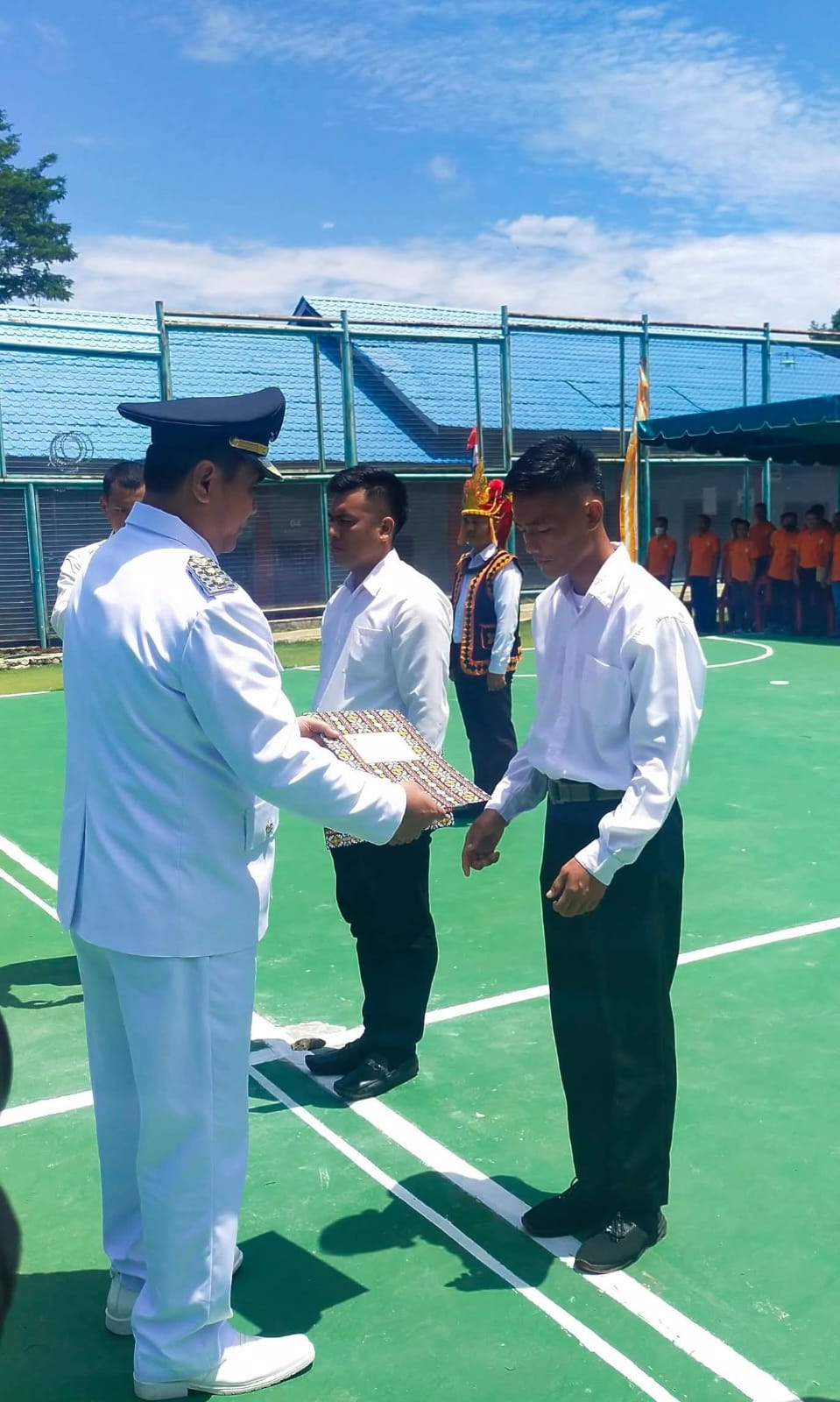 REMISI : Wabup Nisel, Ir. Yusuf Nache pada saat penyerahan remisi kepada narapidana kepada perwakilan Napi di Lapas Kelas III Teluk Dalam. Minggu, (17/8). (EURISMAN/SUMUT POS)