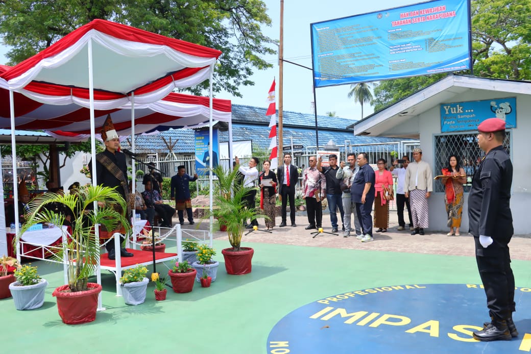 REMISI: Wali Kota Tebingtinggi Iman Irdian Saragih didampingi Kalapas Kelas II B Dede Mulyadi ketika memberikan remisi kepada warga binaan Lapas Kelas II B Kota Tebingtinggi. (ISTIMEWA/SUMUT POS)