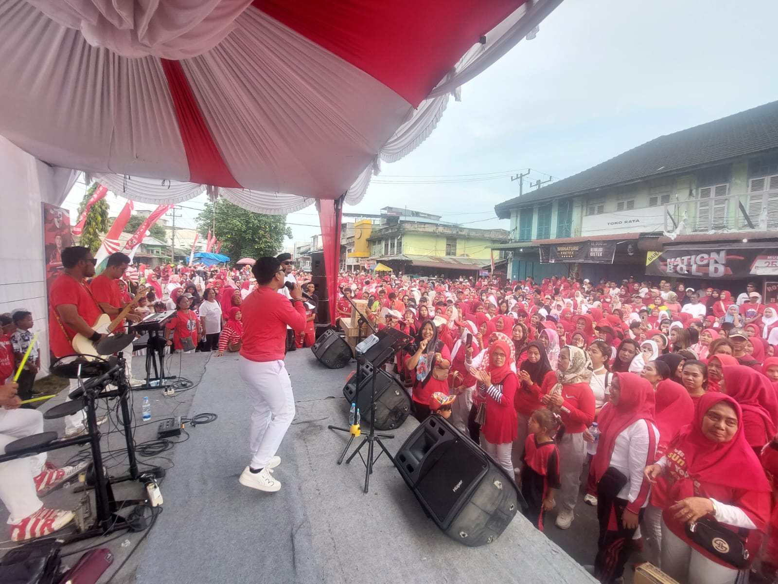 Ribuan warga Medan Belawan mengikuti kegiatan Peringatan HUT ke-80 Kemerdekaan RI yang digelar Wakil Ketua DPRD Medan, Hadi Suhendra. (ISTIMEWA/SUMUT POS)
