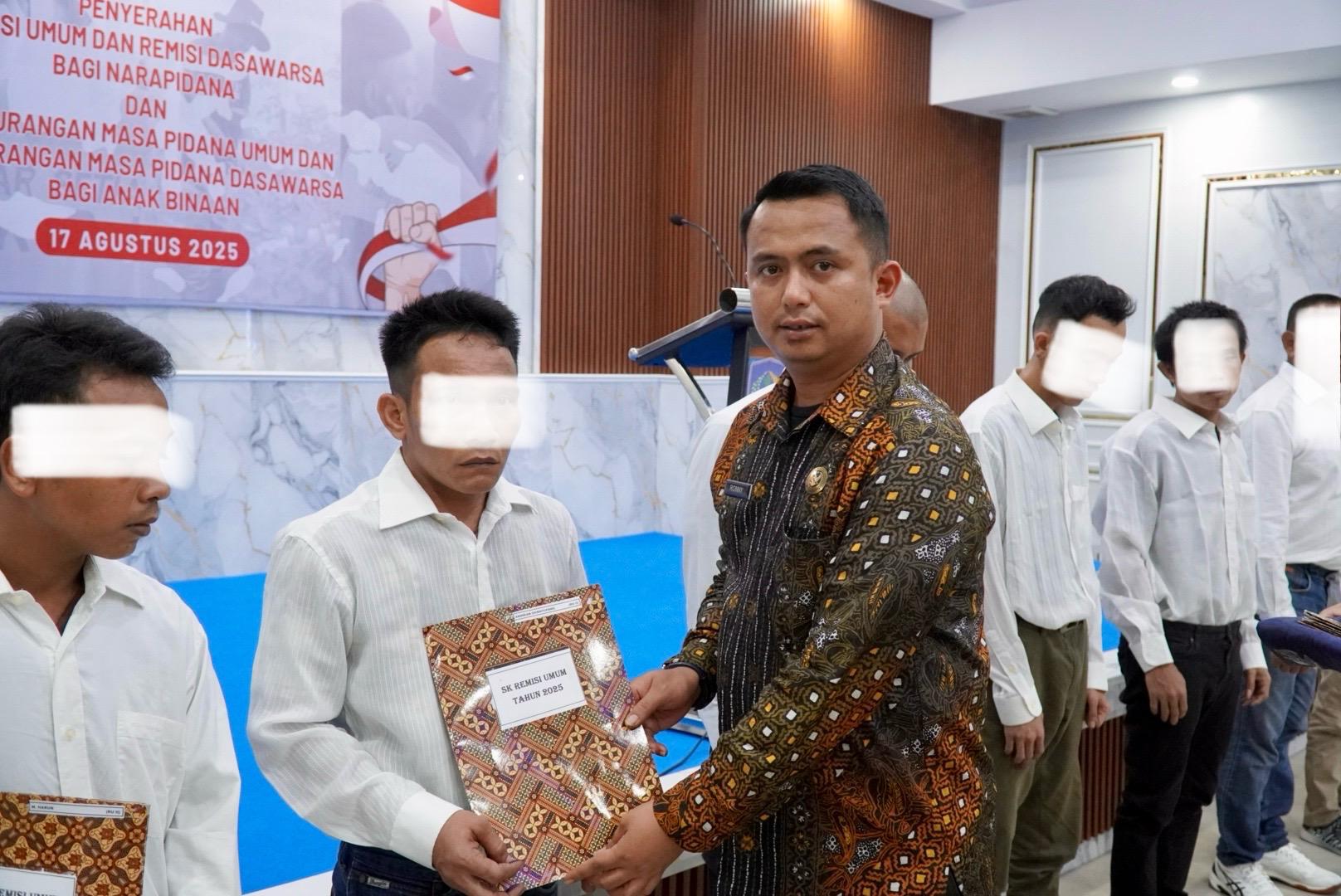 Rutan Kelas I Medan memberikan remisi kepada narapidana di hari HUT RI ke-80, Minggu (17/8). (istimewa/sumutpos)