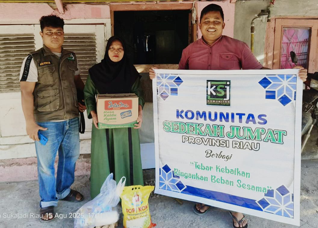 KSJ RIAU: Pembagian paket sedekah dan tali asih oleh KSJ Riau di Pekanbaru. (ISTIMEWA/SUMUT POS)