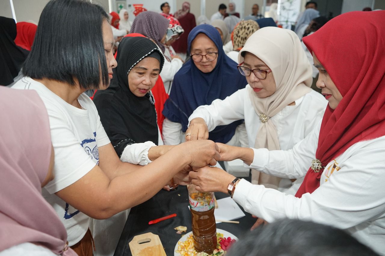 EDUKASI: Anggota PERTIWI SHG saat memberikan edukasi ke masyarakat tentang pengelolaan sampah di Bandung. (Dok: PGN)