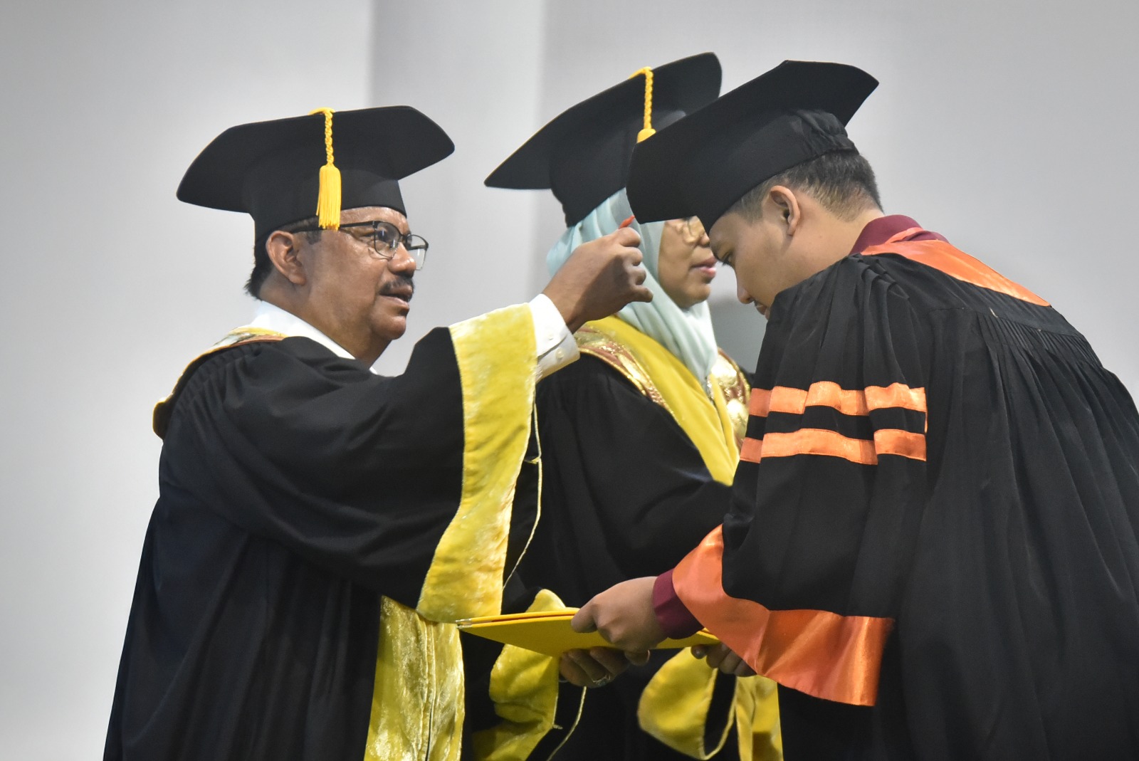 WISUDA: Rektor Unimed Prof Baharuddin saat mewisuda lulusan periode Agustus 2025 di Gedung Auditorium Unimed, Selasa (19/8). (Dokumen Humas Unimed)