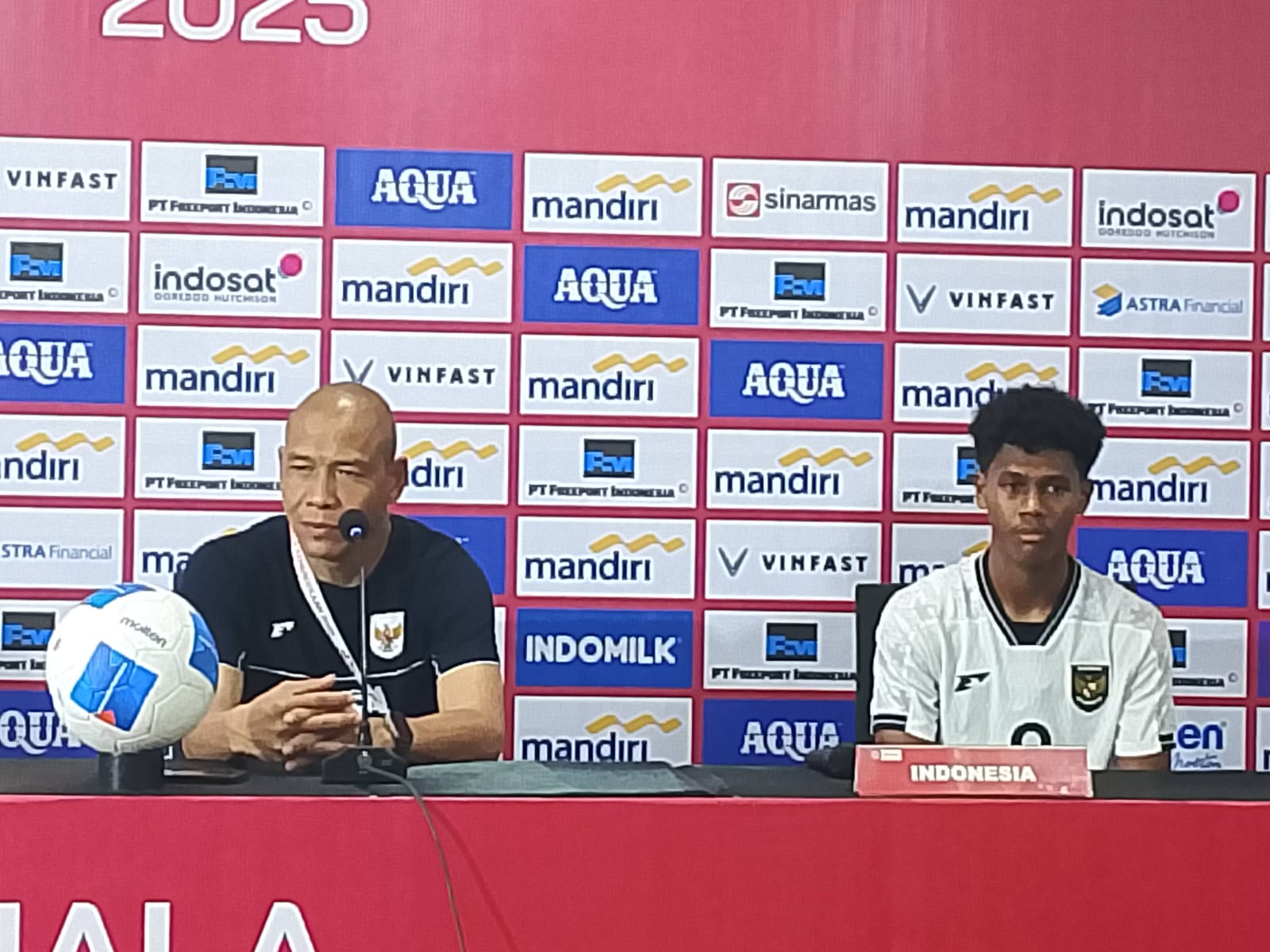 Pelatih Timnas Indonesia U-17 Nova Arianto mengatakan timnya agak kesulitan menghadapi preuser tinggi  para pemain Mali, dalam laga terakhir Piala Kemerdekaan di Stadion Utama Sumut. (IKSAN/SUMUT POS)