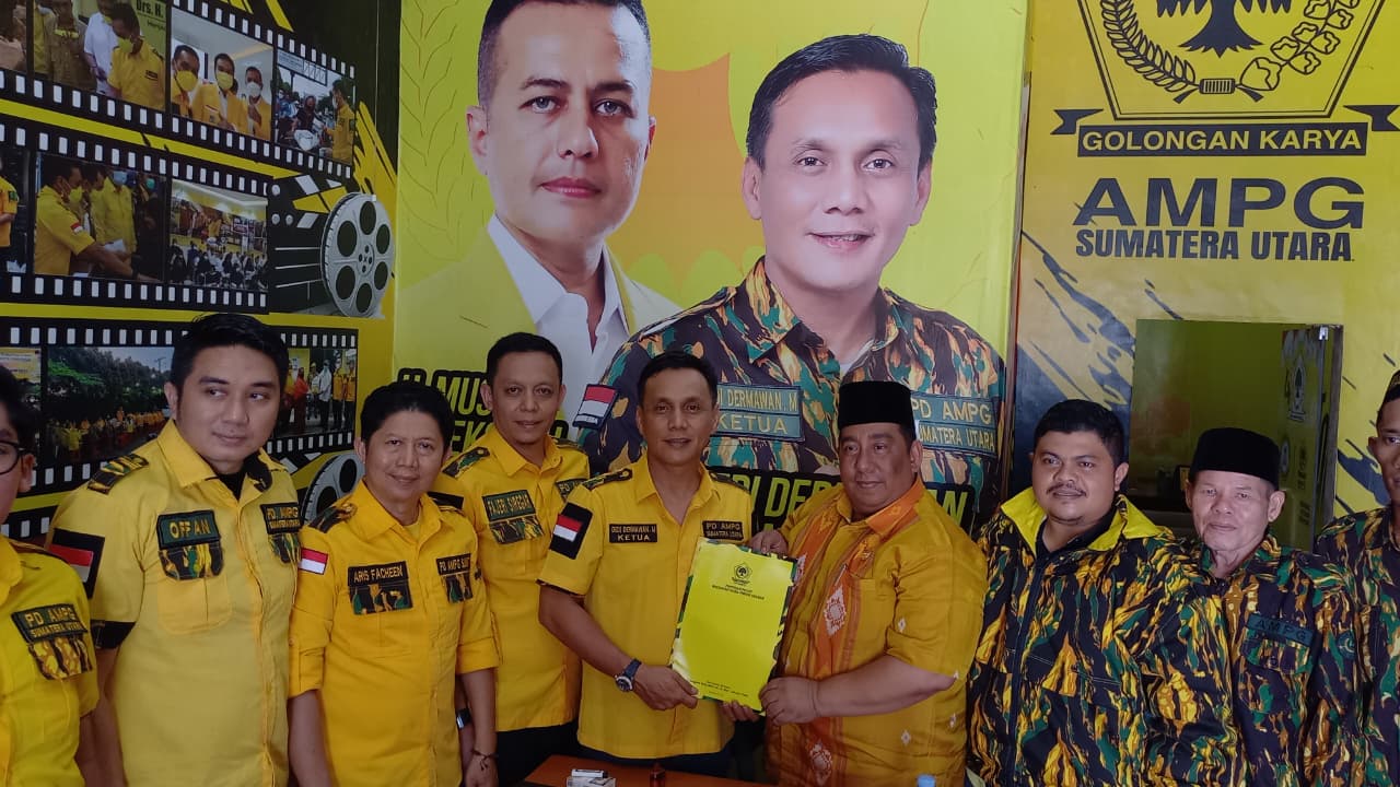 SERAHKAN: AMPG) Sumut menyerahkan surat keputusan (SK) dukungan terhadap Musa Rajekshah. (ISTIMEWA/SUMUT POS)