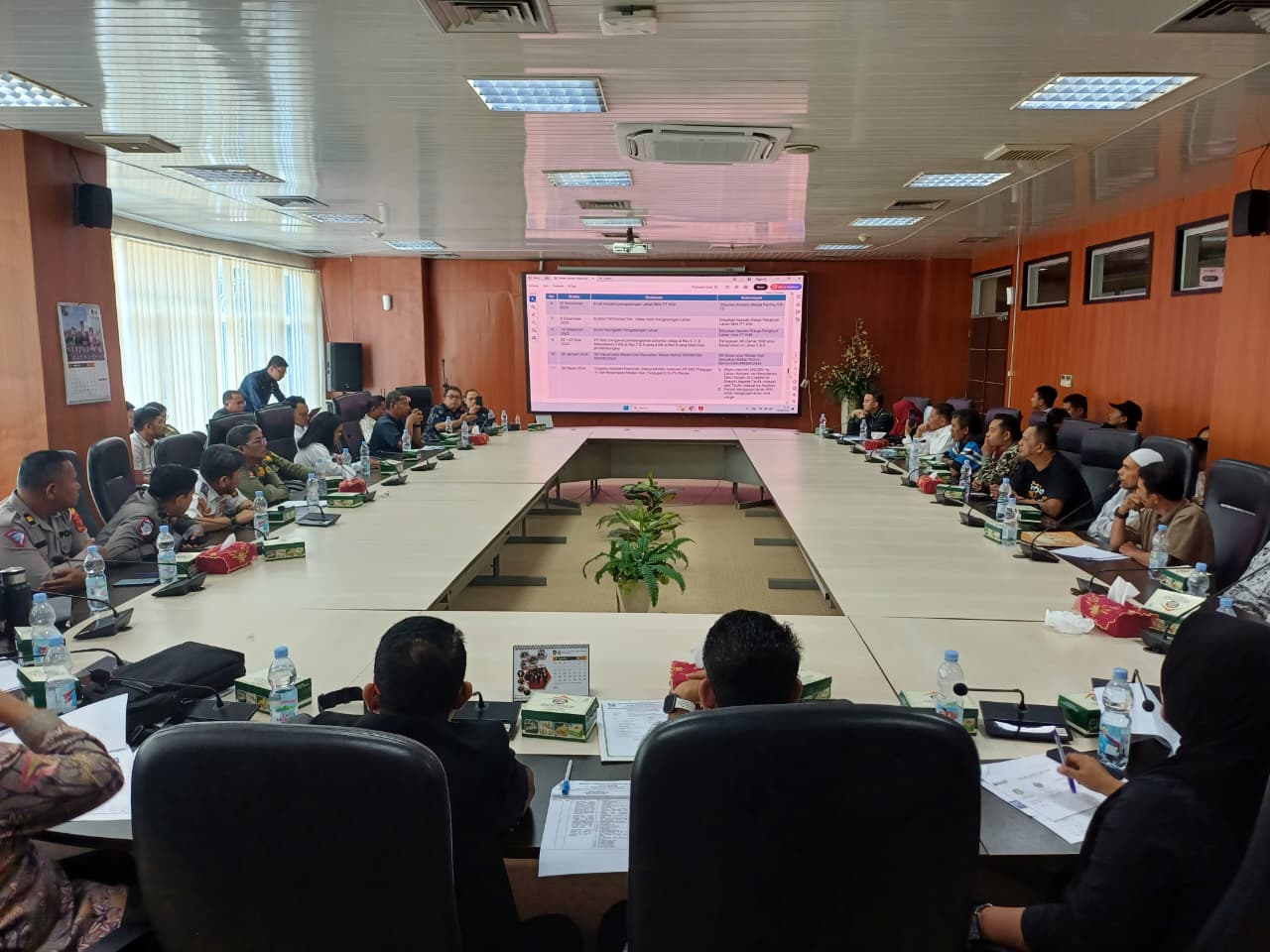 Komisi I dan Komisi IV DPRD Medan menggelar rapat gabungan terkait masalah PT KIM dengan warga di Kelurahan Mabar, Medan Deli, Selasa (19/8/2025).  (Markus Pasaribu/Sumut Pos)