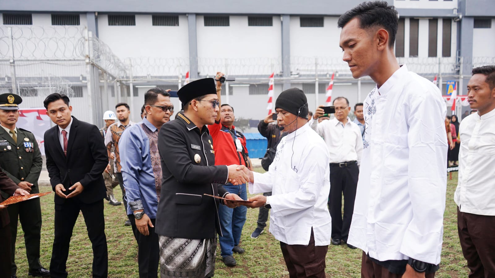 Wawako Binjai didampingi Kalapas, Wawan Irawan saat menyerahkan remisi kepada wargabinaan. (Diskominfo Binjai/Sumut Pos)