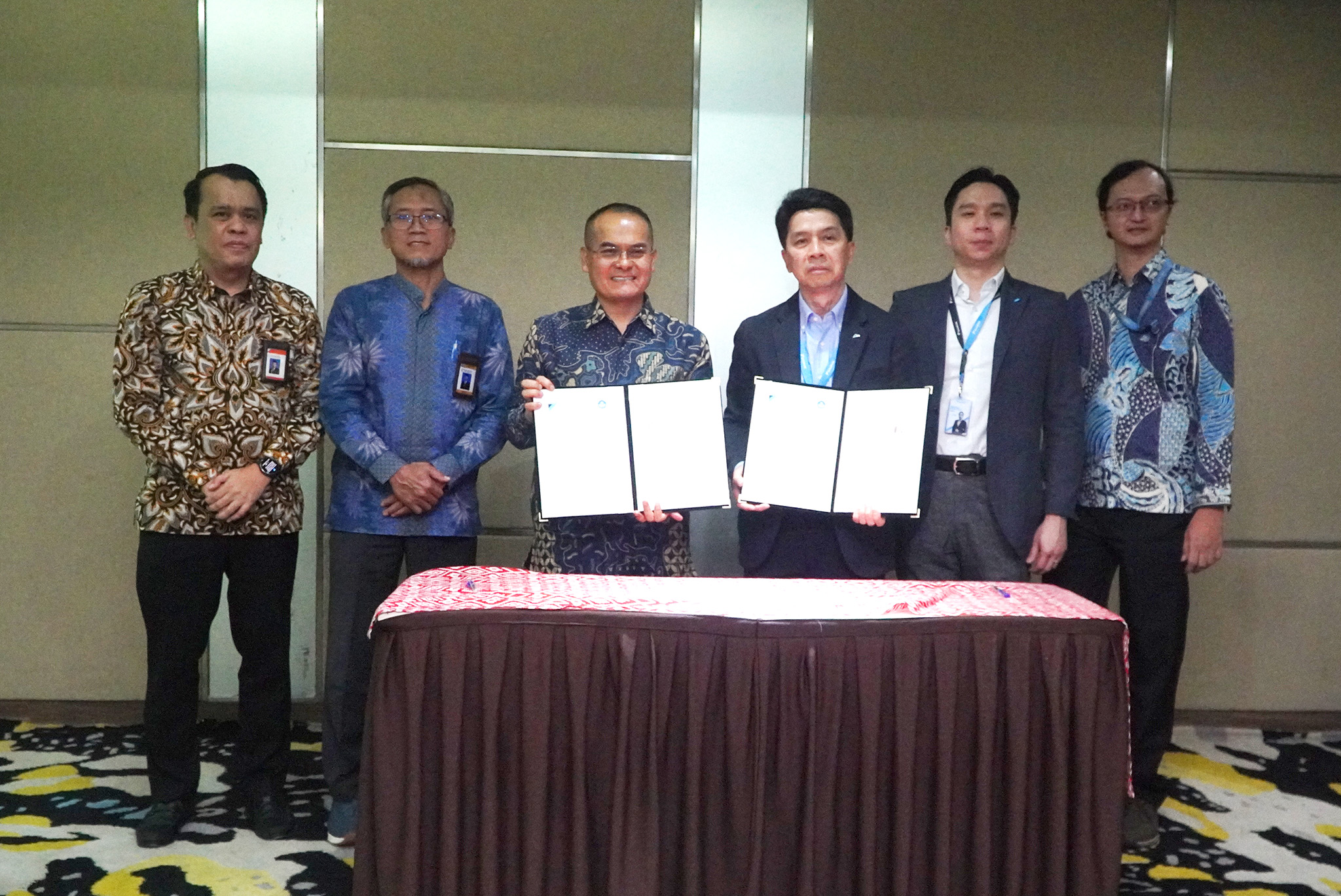 TANDA TANGAN: Direktur PT Daikin Airconditioning Indonesia, Budi Mulia dan Perwakilan dari Kementerian Pendidikan Dasar dan Menengah menandatangi nota kesepahaman. (Dok: DAIKIN)