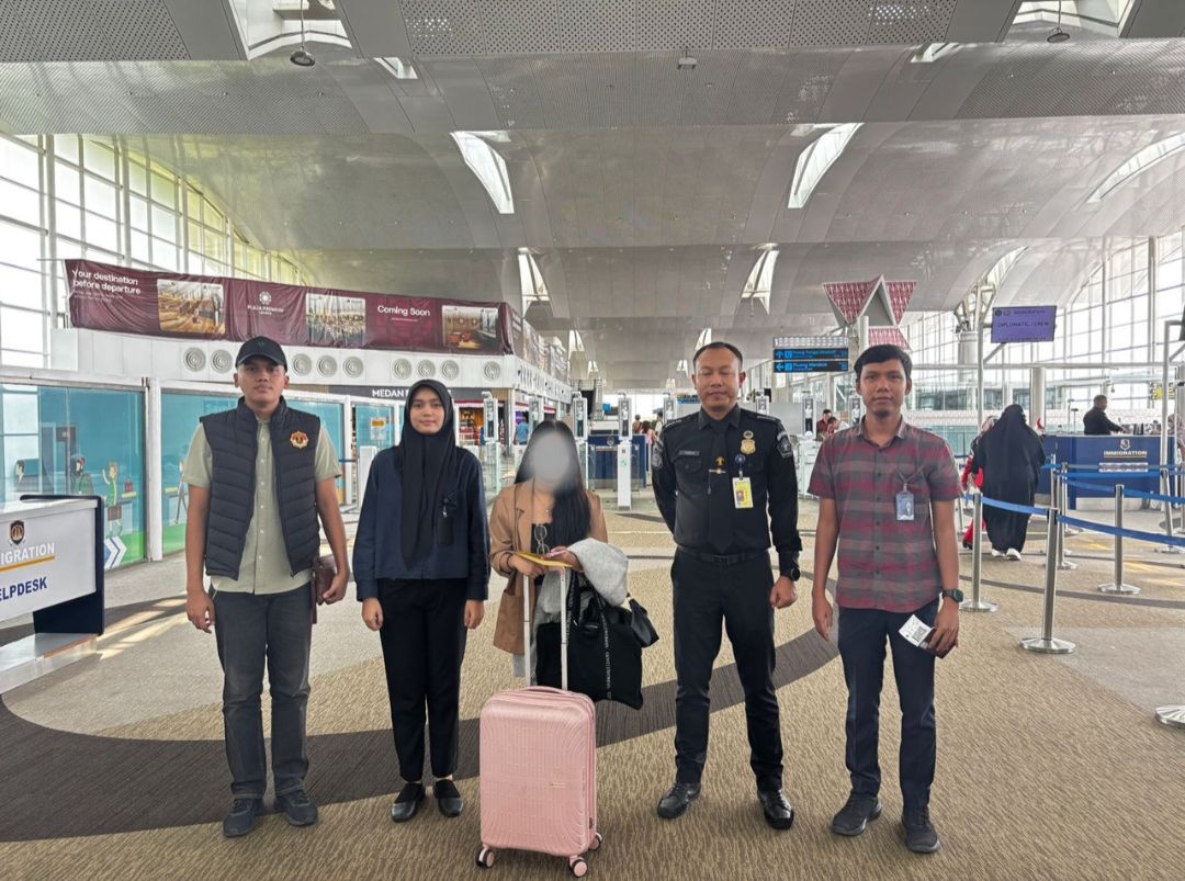 DEPORTASI: Personel Imigrasi Medan saat mendeportasi WN Filipina yang overstay di Bandara Kualanamu, Selasa (18/8/2025). (Dok: Imigrasi Medan)