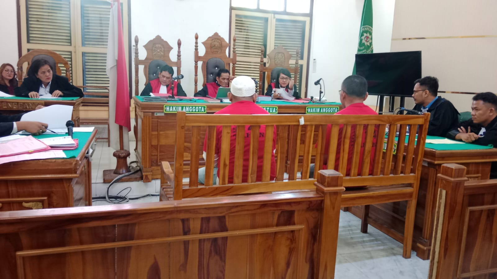 Kedua terdakwa kurir sabu asal Aceh, menjalani sidang dakwaan di PN Medan, Rabu (20/8). (Agusman/Sumut Pos)