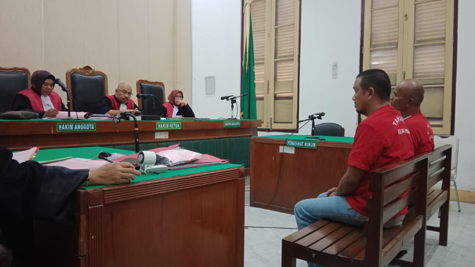 SIDANG: Dua terdakwa kasus pembuatan SIM palu, menjalani sidang dakwaan di PN Medan, Selasa (19/8).(GUSMAN/SUMUT POS)