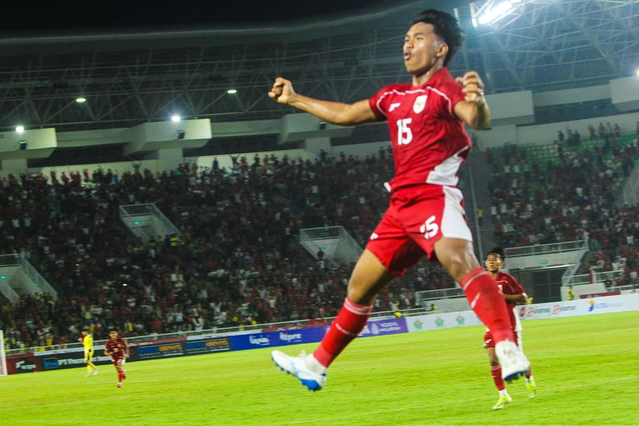 SELEBRASI: Pencetak gol Timnas Indonesia U-17 kedua ke gawang Uzbekistan, Muhammad Al Gazani melakukan selebrasi usai cetak gol. (Triadi Wibowo/Sumut Pos)
