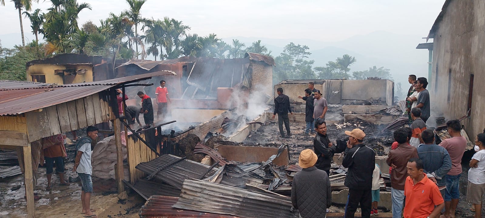 TERBAKAR.  Terlihat 2 unit rumah di Desa Maju, Kecamatan Siempat Nempu, hangus terbakar, Rabu (20/8/2025) pagi. (istimewa/sumut pos).