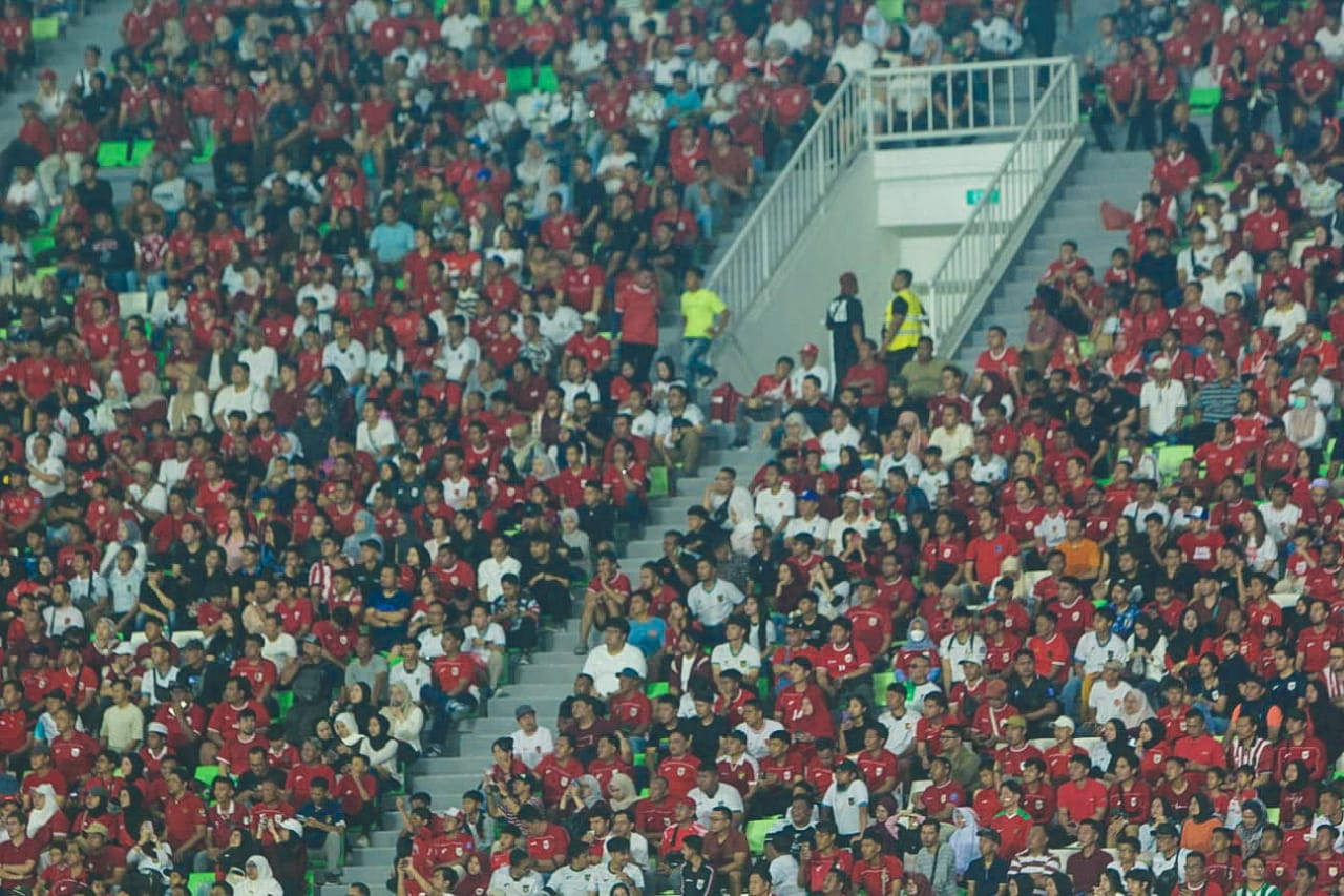MEMADATI: Puluhan ribu suporter Timnas Indonesia memadati Stadion Utama Sumatera Utara, Jumat (15/8/2025). (Triadi Wibowo/ Sumut Pos)