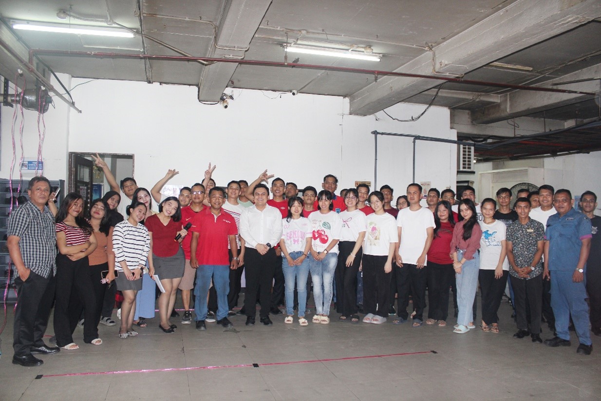 FOTO BERSAMA: General Manager Swiss-Belinn Medan, Sabar Sitompul dan manajemen foto bersama karyawan di sela-sela perayaan HUT ke-80 RI.(ISTIMEWA/SUMUT POS)