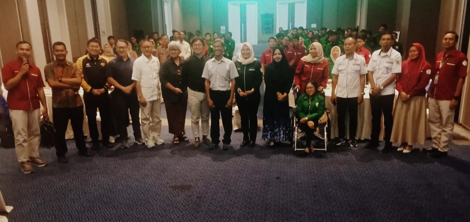 WORKSHOP INTERNASIONAL: Dr dr Hj Liliana Puspa Sari MKes (tengah) bersama narasumber, panitia dan peserta international sports psychology workshop. (DEDDI MULIA PURBA/SUMUT POS)