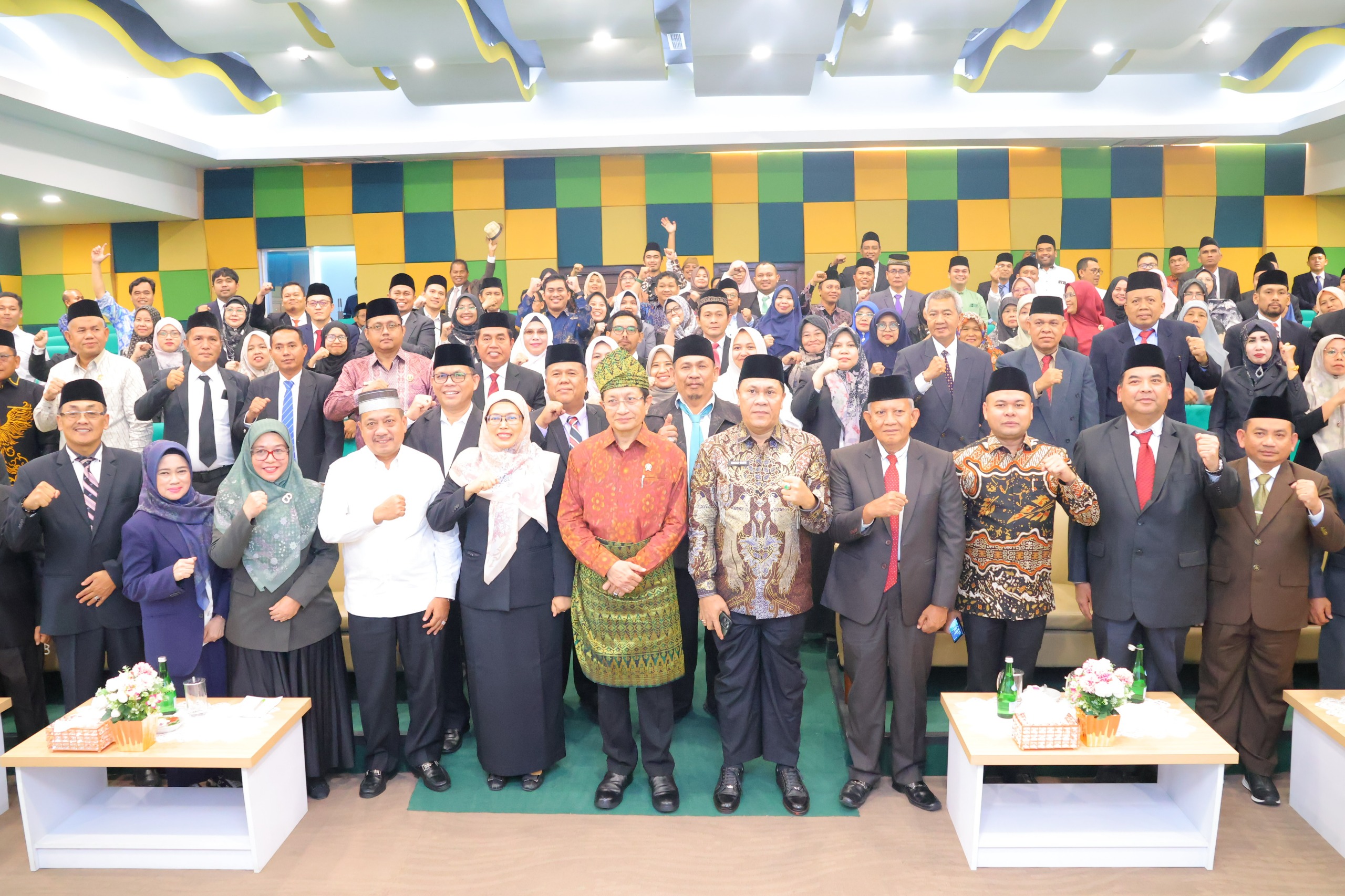 MENTERI AGAMA: Prof Dr KH Nasaruddin Umar MA (tengah) bersama rektor dan sivitas akademika UIN Sumatera Utara. (ISTIMEWA/SUMUT POS)