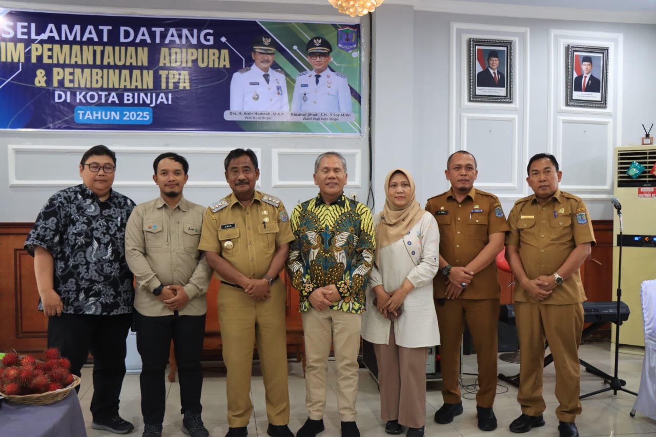 Foto bersama wali kota dan jajaran bersama tim verifikasi lapangan dari Kementerian Lingkungan Hidup dan Kehutanan. (Diskominfo Binjai/Sumut Pos)