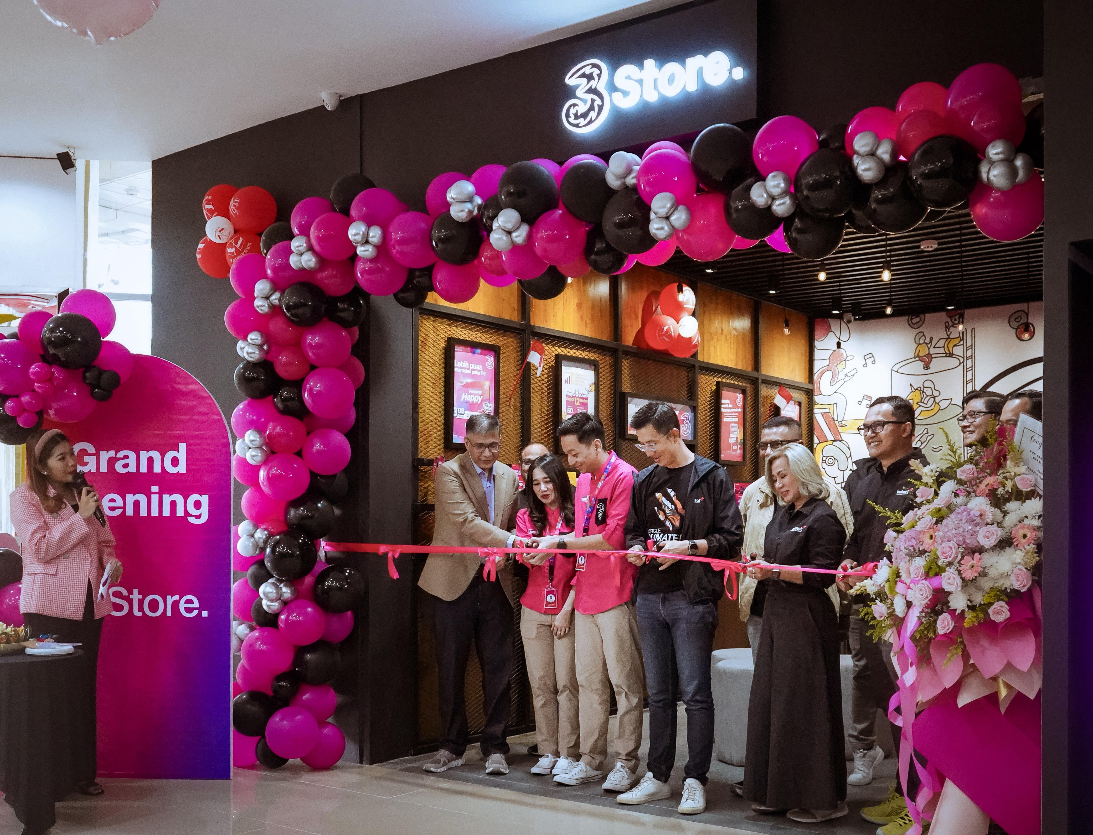 RESMI: Manajemen Indosat saat meresmikan 3Store di Medan. (Dok: Indosat)