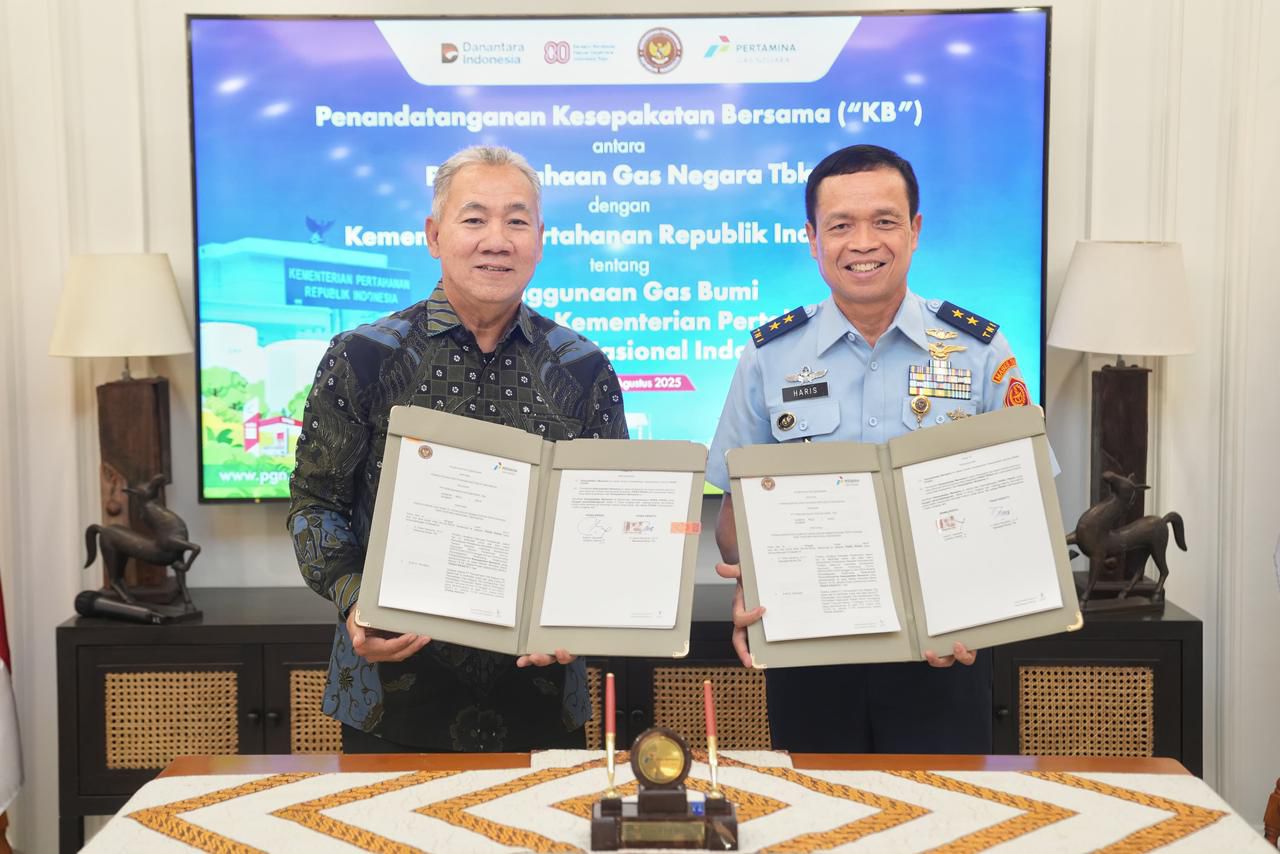 TANDA TANGAN: Direktur Utama PGN Arief S. Handoko dan Dirjen Kuathan Kemhan Marsekal Muda TNI H. Haris Haryanto saat menandatangani Kesepakatan Bersama pada Selasa (19/8/2025). (Dok: PGN)