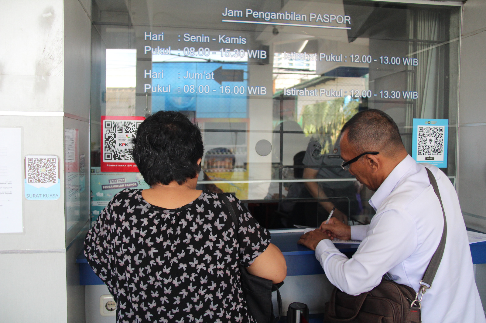 PASPOR: Masyarakat saat mengambil paspor yang sudah selesai dicetak. (Dok: Imigrasi Medan)