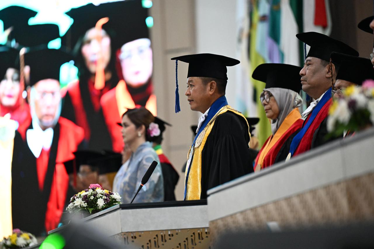 PIMPIN: Rektor USU Prof Muryanto Amin saat memimpin Sidang Terbuka Dies Natalis ke-73 USU di Gedung Auditorium USU, Rabu (20/8). (Dokumen Humas USU)