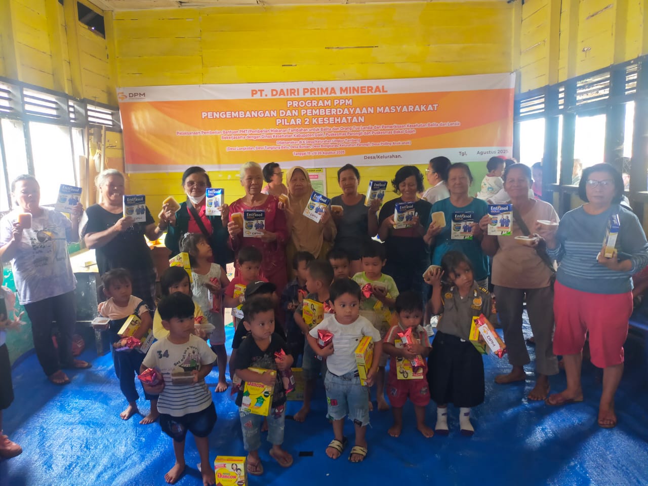 Balita dan lansia di Kelurahan Parongil, Kecamatan Silima Pungga-Pungga, Dairi, menerima makanan tambahan dari PT DPM.(RUDY SITANGGANG/Sumutpos.jawapos.com)