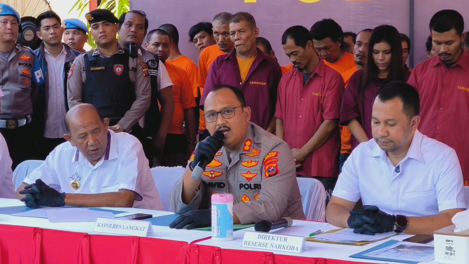 Kapolres Langkat, AKBP David Triyo Prasojo saat memaparkan hasil tangkapan sabu dengan berat hampir 1 kilogram dalam kesempatan konferensi pers Polda Sumut di Stabat. (Teddy Akbari/Sumut Pos)