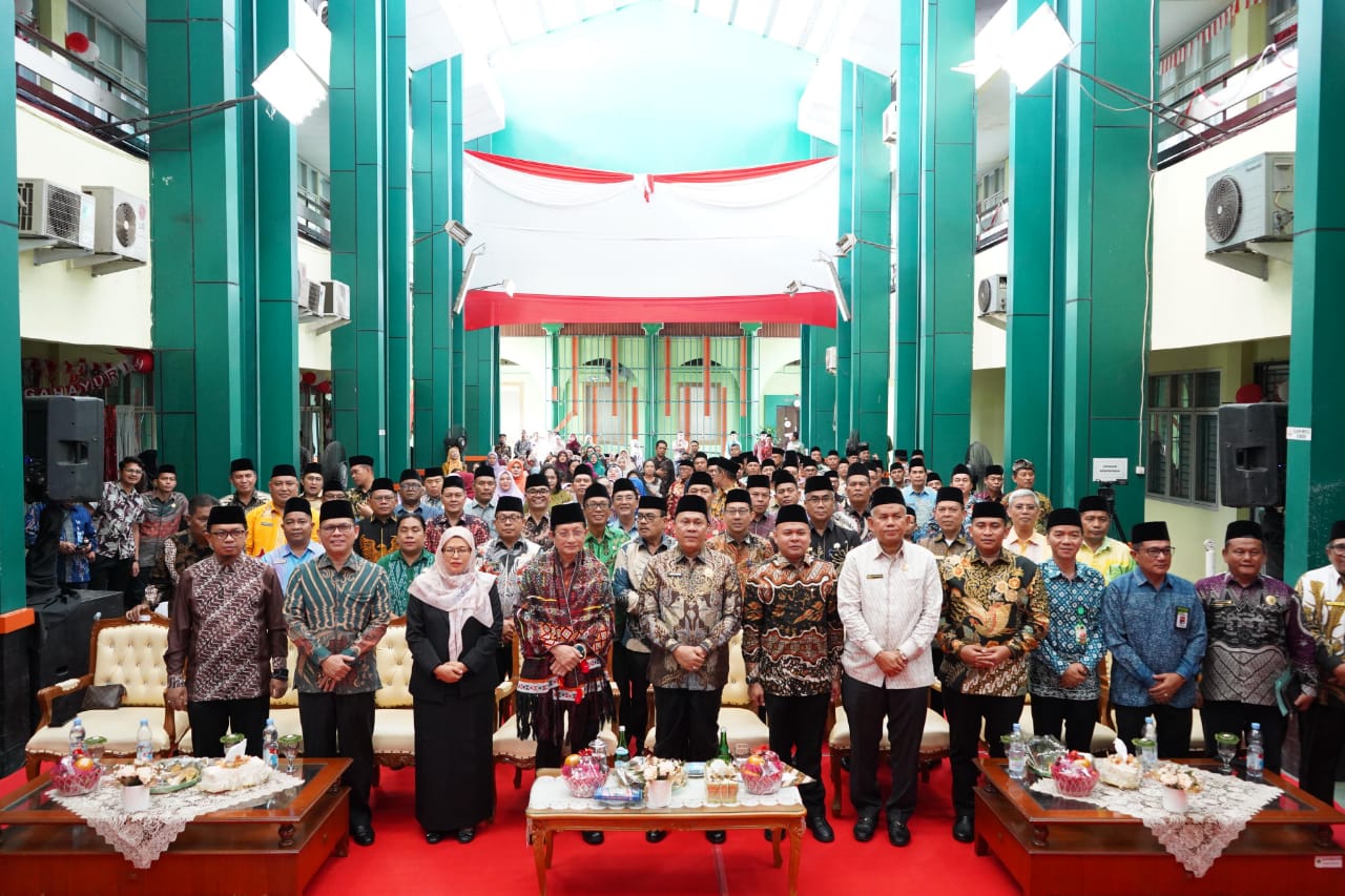 Menag saat memberikan pembinaan dan motivasi kepada ASN di lingkungan Kantor Wilayah Kemenag Provinsi Sumatera Utara. (Julaika/Sumut Pos)