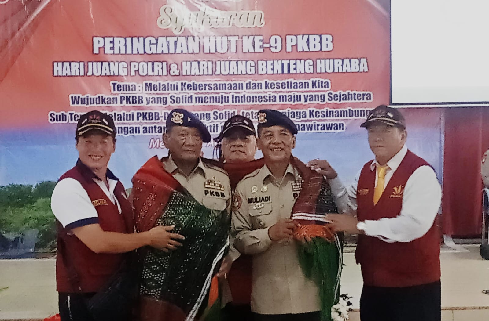 ULOS: Irianto (kanan) menyerahkan ulos kepada Brigjen Pol Purn Raziman Tarigan SH dan Aiptu Purn Muliadi saat syukuran 9 tahun PKBB, Kamis (21/8). (DEDDI MULIA PURBA/SUMUT POS)