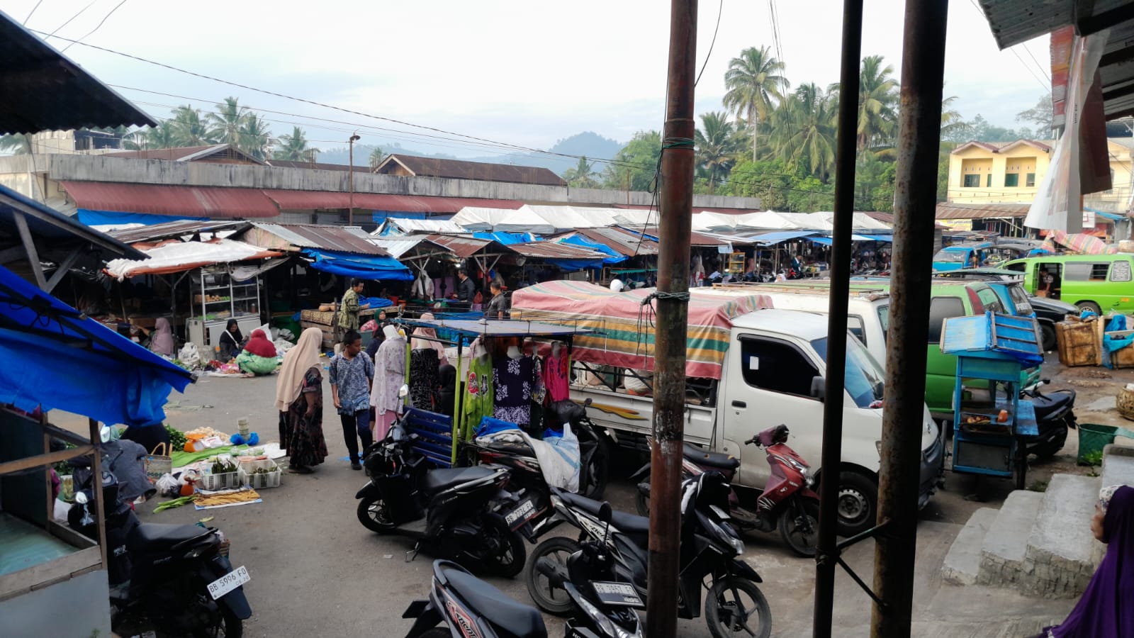 JUAL BELI: Suasana aktivitas jual- beli pada pagi hari di Pasar Tradisional Dalihan Natolu sadabuan, Padangsidimpuan. (SUBANTAN RAMPANG AYU/SUMUT POS)