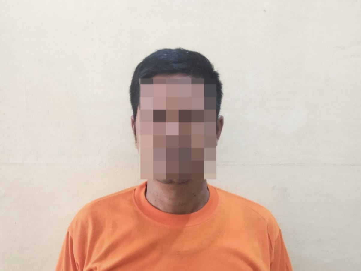 Tersangka LS mengenakan baju tahanan dan ditahan Satreskrim Polres Langkat. (Istimewa/Sumut Pos)