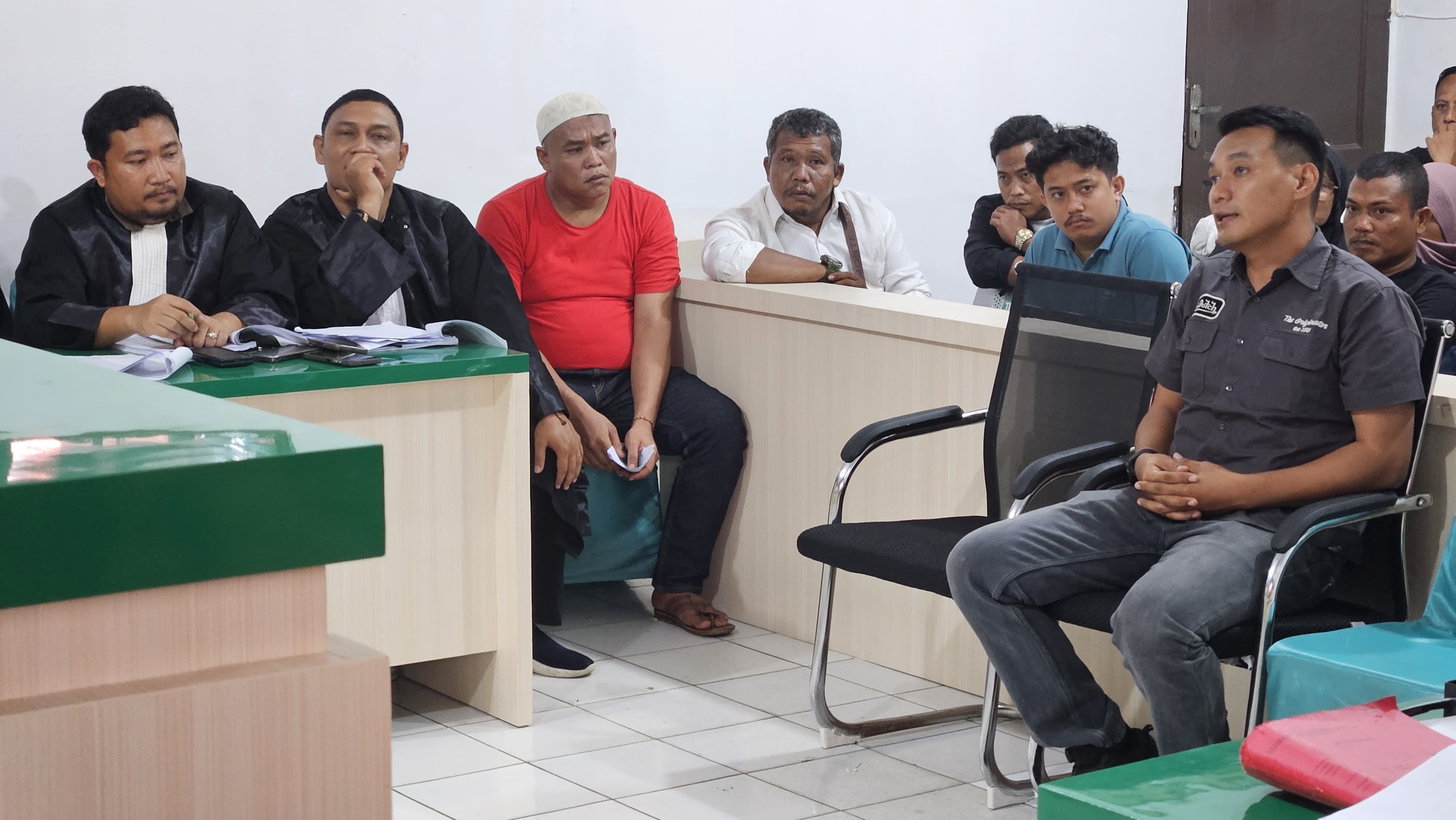 Sidang lanjutan terdakwa Rahmadi, didampingi tim kuasa hukumnya saat bersidang di PN Tanjungbalai, Kamis (21/8/2025). (Agusman/Sumut Pos)
