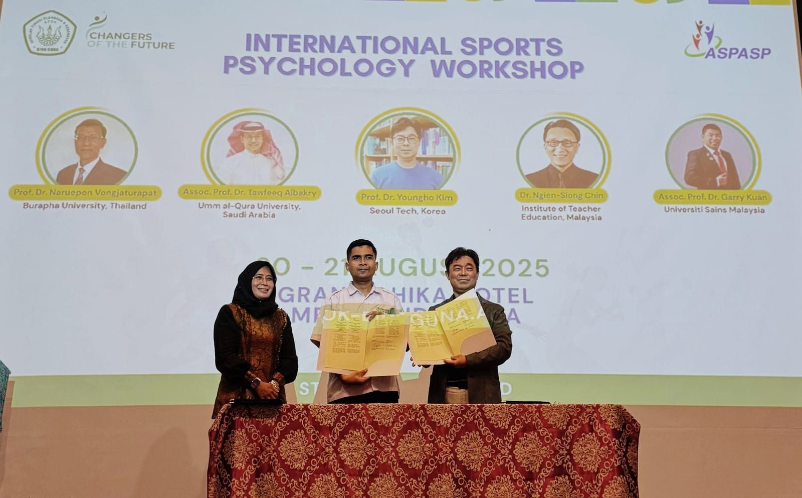 KERJA SAMA: Dari kiri Dr dr Hj Liliana Puspa Sari MKes, Agung Nugroho SPd MOr dan Prof Dr Youngho Kim menjalin kerja sama, Kamis (21/8). (ISTIMEWA/SUMUT POS)