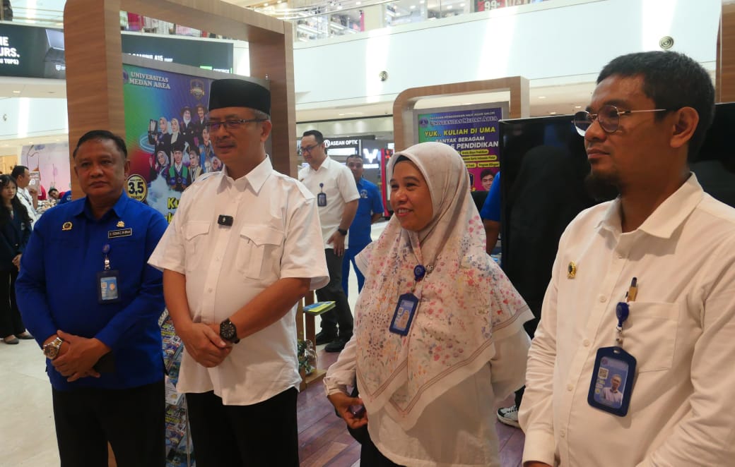 STAND PMB: Prof Dr Dadan Ramdan MEng MSc (2 kiri) bersama wakil rektor di Stand PMB UMA di Plaza Medan Fair. (ISTIMEWA/SUMUT POS)